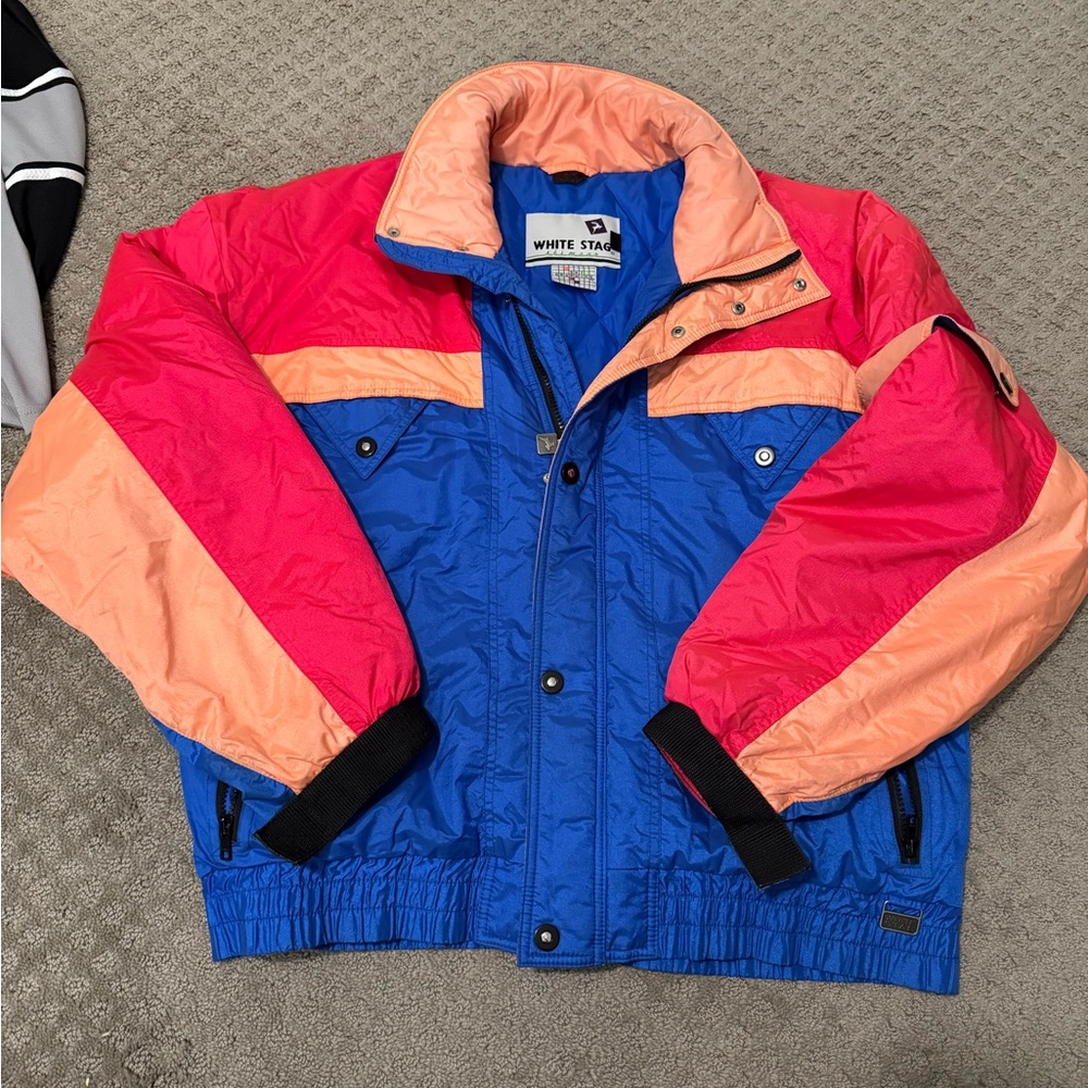 White stage skiing jacket